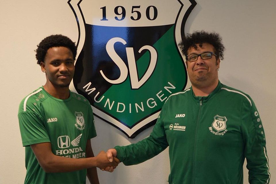 Beatus Tsaxarra (links) mit SVM-Sportvorstand Borhene Deguachi | Foto: Verein Beatus Tsaxarra (links) mit SVM-Sportvorstand Borhene Deguachi | Foto: Verein