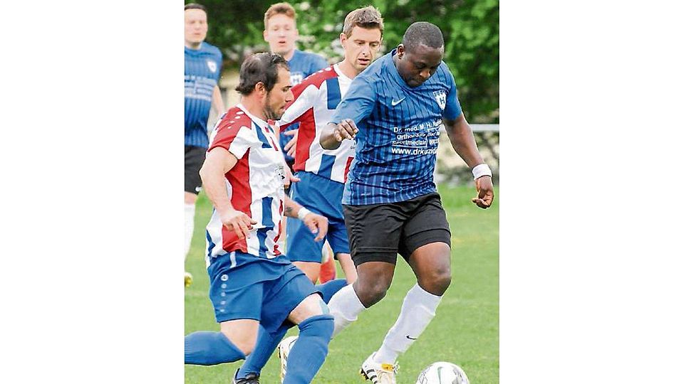 Zwei Offensiv-Routiniers im direkten Duell: Leihgesterns Jan Herold (links) attackiert Heuchelheims Chew Mukumbang Foto: Schepp