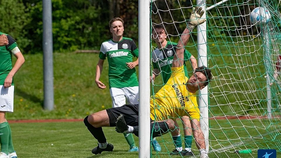 Thomas Vogel ist geschlagen, der Keeper des TV Weitnau konnte den Betzigauer Ausgleich nicht verhindern. Doch das 1:1 reichte Vogel & Co, um die Tabellenspitze zu verteidigen.