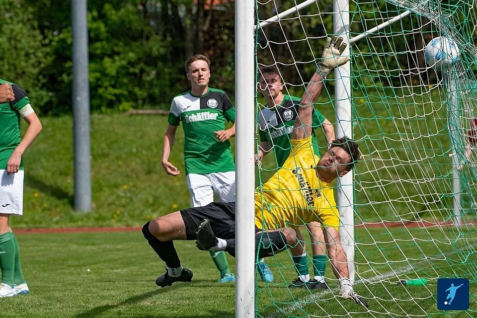 Thomas Vogel ist geschlagen, der Keeper des TV Weitnau konnte den Betzigauer Ausgleich nicht verhindern. Doch das 1:1 reichte Vogel & Co, um die Tabellenspitze zu verteidigen.