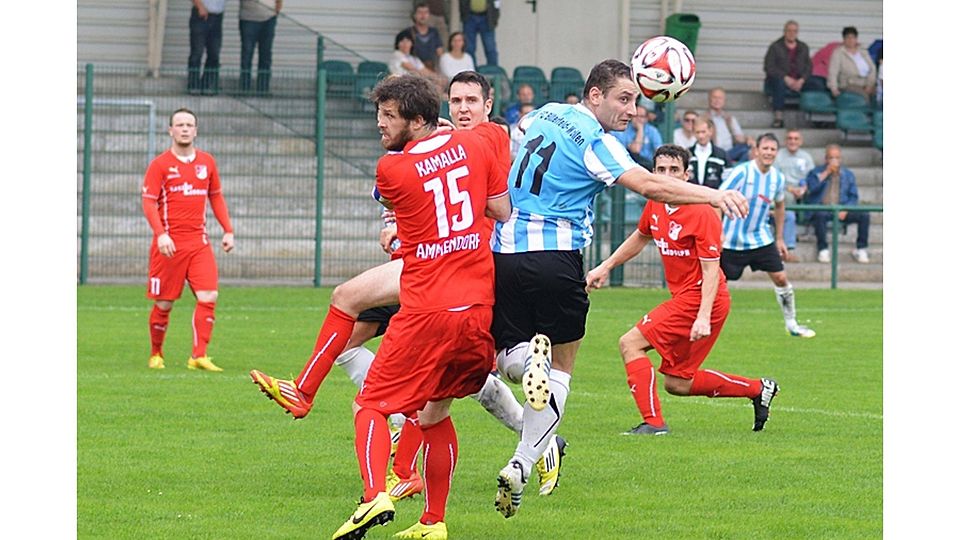 Mathias Kuhlig (in blau-weiß/ Nr.11) wechselt aus der Verbandsliga nach Holzweißig    F: Mattern