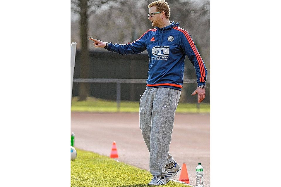 Peilt wie so viele die Landesliga an: Fabian Doege, der erst 29-jährige Cheftrainer beim TuS Nortorf. Foto: Sell*