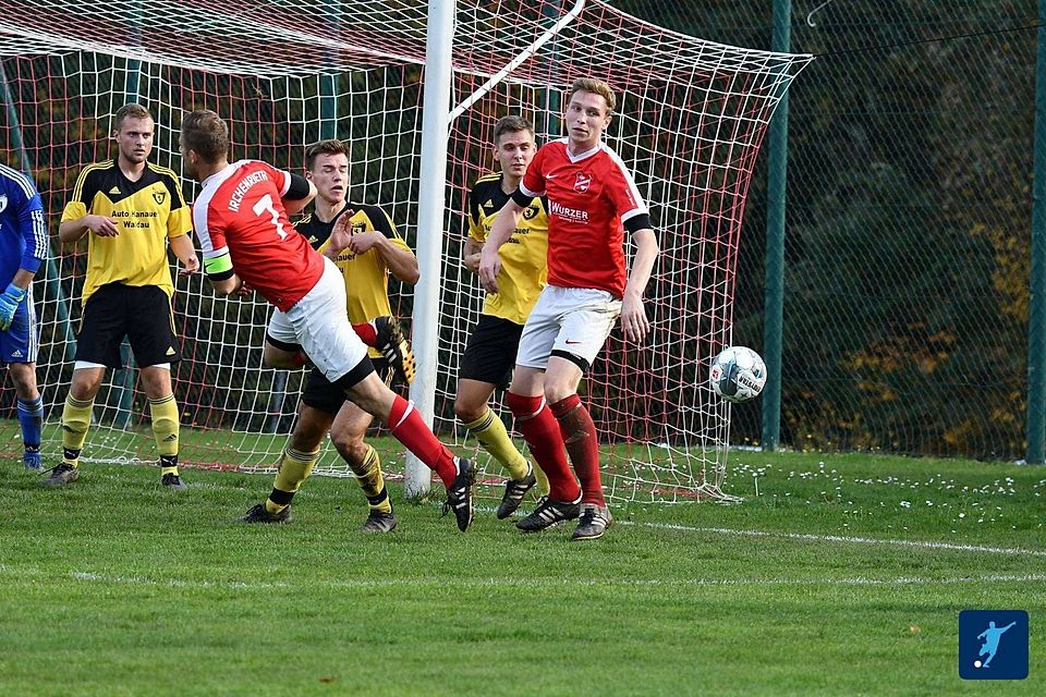 Mit einem 2:1 gegen den SV Waldau (in gelb-schwarz) holte sich die DJK Irchenrieth (in rot-weiß) die Tabellenführung zurück. Unsere Aufnahme stammt aus der letzten Saison. Mit einem 2:1 gegen den SV Waldau (in gelb-schwarz) holte sich die DJK Irchenrieth (in rot-weiß) die Tabellenführung zurück. Unsere Aufnahme stammt aus der letzten Saison.