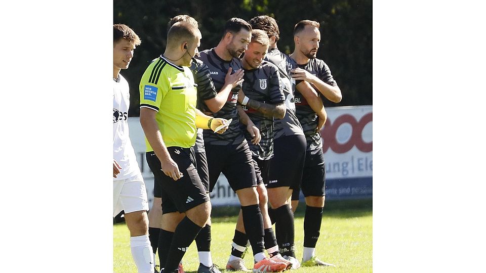 Auf das Wappen klopfte sich Daniel Mömkes nach seinem 1:0. Der Echinger Kapitän sollte anschließend noch zwei Tore nachlegen.