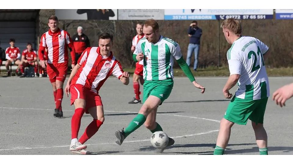 Hartenrods Jonas Kaiser (v. li.) spielt den Ball ab, Jonathan Heuser (Endbach/Günterod) kommt einen Tick zu spät. Sein Teamkollege Maximilian Serth beobachtet die Szene. 0:0 endet das Derby zwischen dem SSV und den Rot-Weißen. © Jens Schmidt