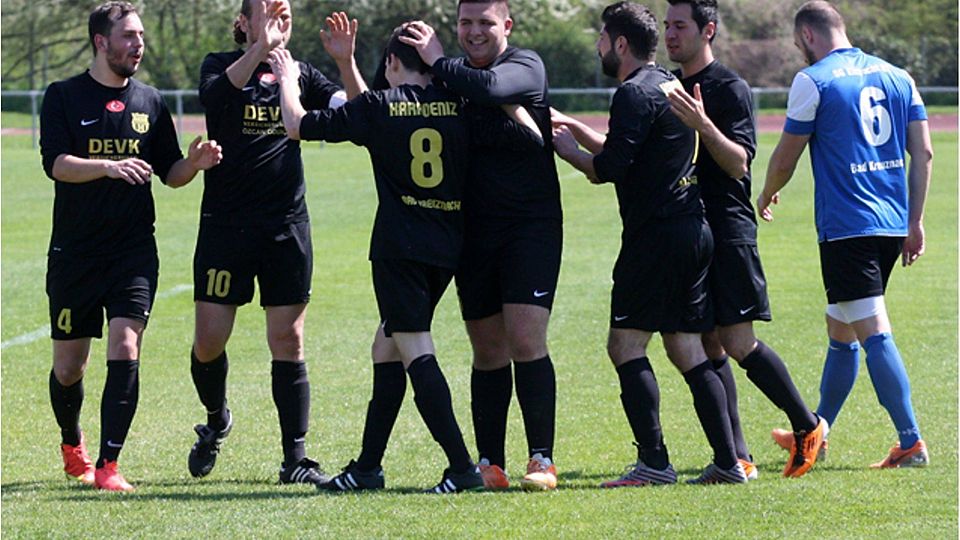 Die zweite Mannschaft von Karadeniz bejubelt den zweiten Treffer gegen die Eintracht.   (Foto: Mario Luge)