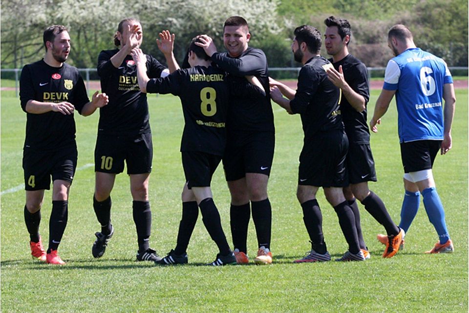 Die zweite Mannschaft von Karadeniz bejubelt den zweiten Treffer gegen die Eintracht. (Foto: Mario Luge) Die zweite Mannschaft von Karadeniz bejubelt den zweiten Treffer gegen die Eintracht. (Foto: Mario Luge)