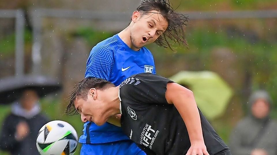 Wer hat die Lufthoheit? Joshua Tüchle vom TuS Lörrach-Stetten II (hinten) geht ins Kopfballduell mit Noah Fimpel (FV Tumringen).  | Foto: Gerd Gründl