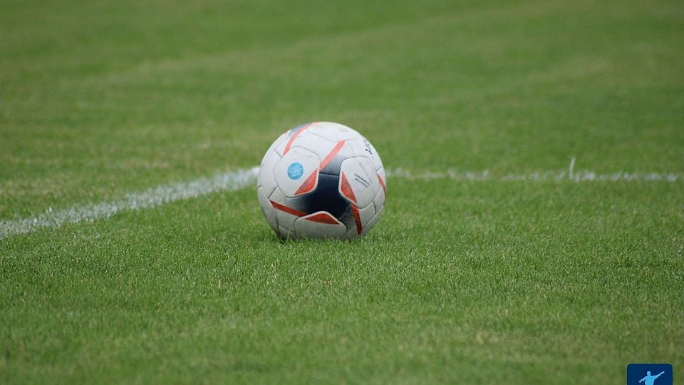 Ein Ball liegt auf dem Rasen.