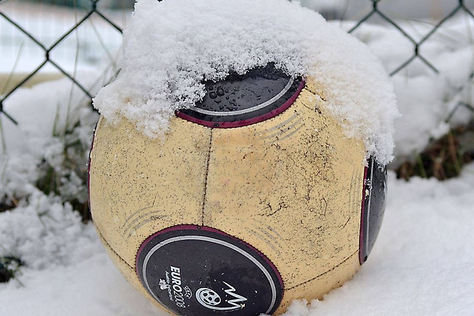 Der Schnee liegt zwar nicht mehr auf den Bällen - ungemütlich kalt ist es aber dennoch, wenn die Fußballer nun in die Vorbereitung auf die Frühjahrsrunde starten.  Foto: Peter Kleist