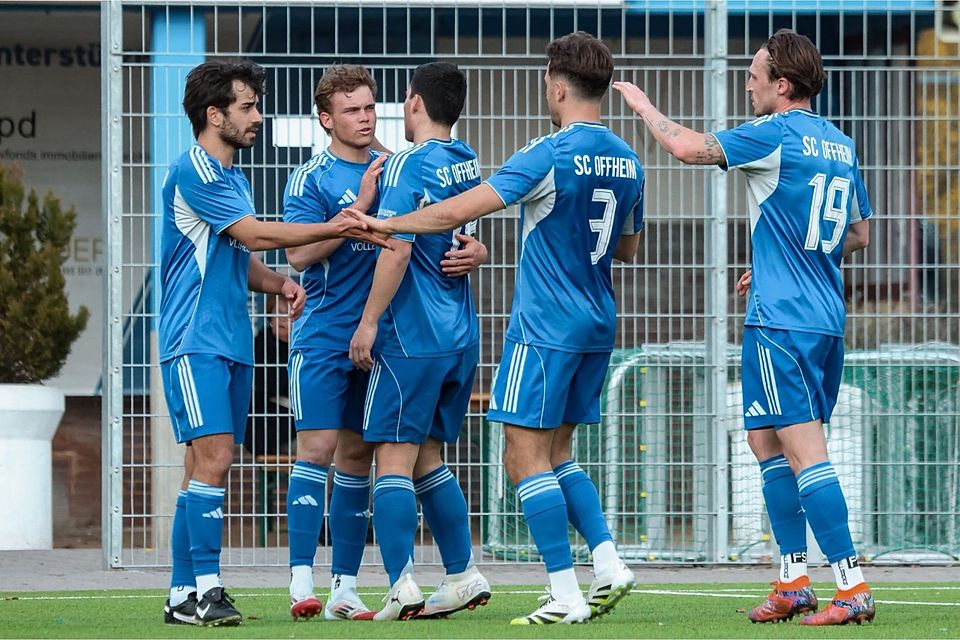 Johannes Moog (Zweiter von links) durfte in Erbenheim vier Treffer bejubeln.