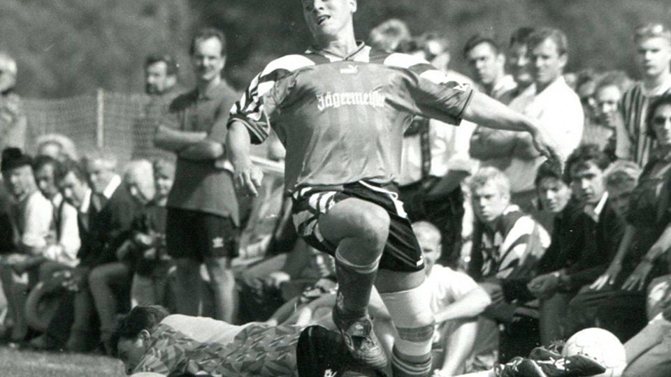 16 Tore in der Vorrunde: Georg Müller (hier in einem Zweikampf mit dem Wackersberger Robert Hammerl) war in der Saison 2000/01 auf dem Weg zum Torschützenkönig im Landkreis – da bremste ihn ein Leistenbruch aus.