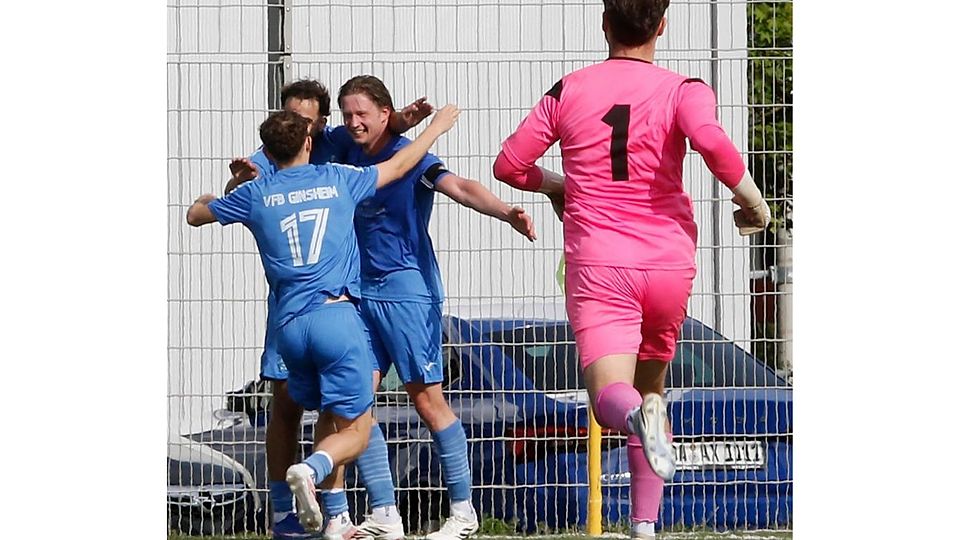 Meisterschaft und den Aufstieg perfekt: Beim VfB Ginsheim wird nun erst einmal gefeiert, hier freuen sich Tibor Lutz, Giuseppe Carbone, Paul Pfeffer und Benjamin Alic.	Foto: Andre Dziemballa