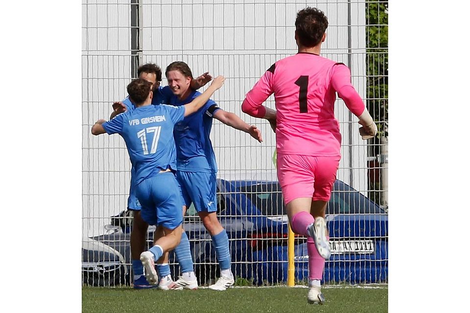 Meisterschaft und den Aufstieg perfekt: Beim VfB Ginsheim wird nun erst einmal gefeiert, hier freuen sich Tibor Lutz, Giuseppe Carbone, Paul Pfeffer und Benjamin Alic. Foto: Andre Dziemballa Meisterschaft und den Aufstieg perfekt: Beim VfB Ginsheim wird nun erst einmal gefeiert, hier freuen sich Tibor Lutz, Giuseppe Carbone, Paul Pfeffer und Benjamin Alic. Foto: Andre Dziemballa