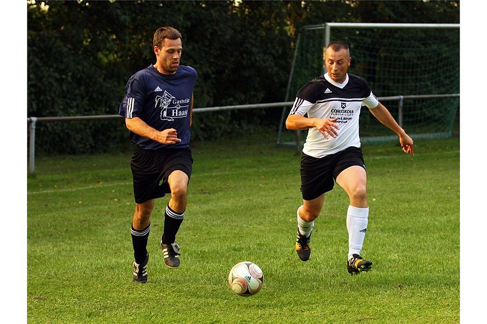 Kreispokal: Die SG Geeste/Oste - hier mit Fabian Stabel gegen Marcel Müller (rechts) - unterlag dem Vorjahresfinalisten SG Moor.Foto Specht/bz