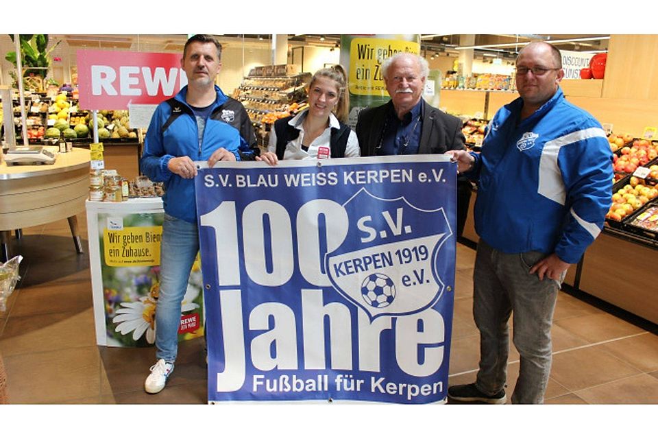 Einladung zum Rewe-Cup: v.l. Jörg Broich, Marktleiterin Simone Panke, Horst Kutsch, Thorsten Dahmen - Foto: Ley