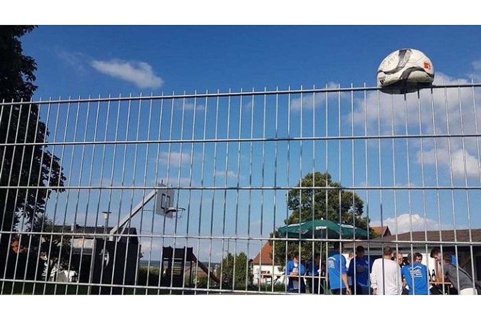 Die Luft ist raus: Dieser Ball hat das Spiel Weickartshain gegen Altenburg/Eudorf/Schwabenrod II nicht überlebt.  Foto: Zieße