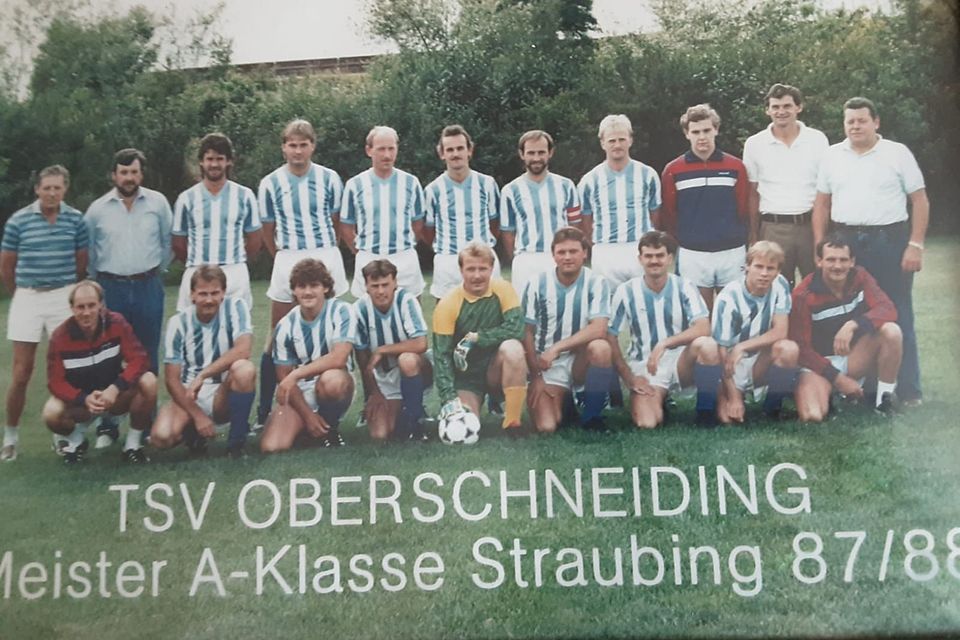 Diese Truppe um Klaus Schmerbeck (hinten 6.v.r.) stieg in die Bezirksliga auf.