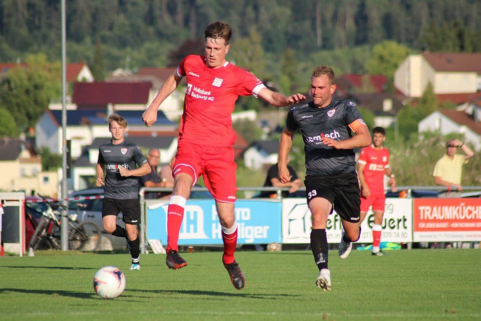 Die TSG Backnang um Thomas Doser (am Ball) ließ dem SV Allmersbach mit Kapitän Kim Schmidt (rechts) keine Chance. 
