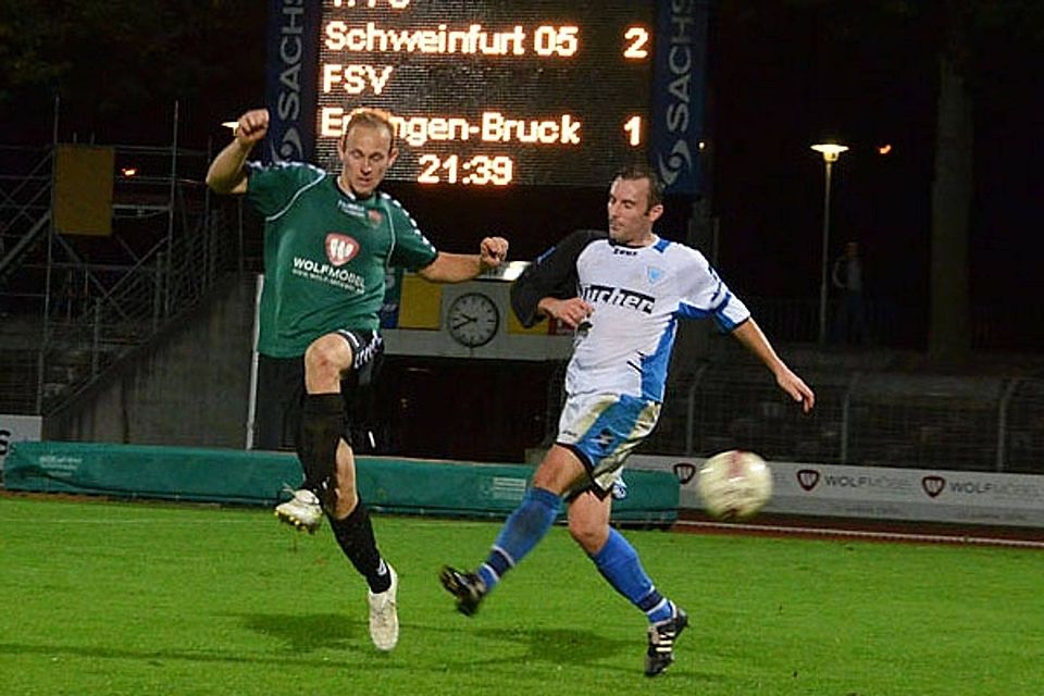 Florian Hetzel (li.) zeigte eine starke Leistung beim Sieg über Erlangen-Bruck. Rechts im Bild: FSV-Abwehrchef Roland Graf. F: Waltrapp