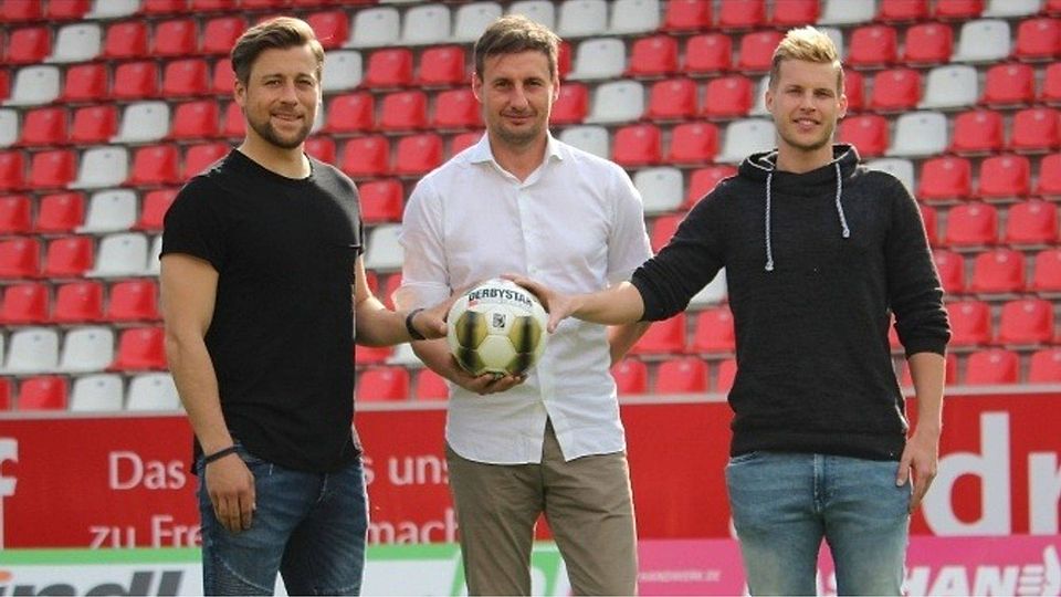 von links: Nico Schneck (Co-Trainer), Kristian Barbuscak (Torwart-Trainer) und Andreas Gehlen (Co-Trainer) unterstützen auch in der nächsten Saison Chefcoach Heiko Herrlich. Foto: SSV Jahn