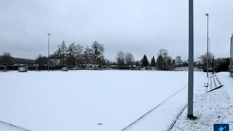 Symbolbild: Im Rahmen einer Kreispokal-Partie zog sich ein Spieler, mutmaßlich durch den Schneefall ausgelöst, eine schwere Knieverletzung zu.