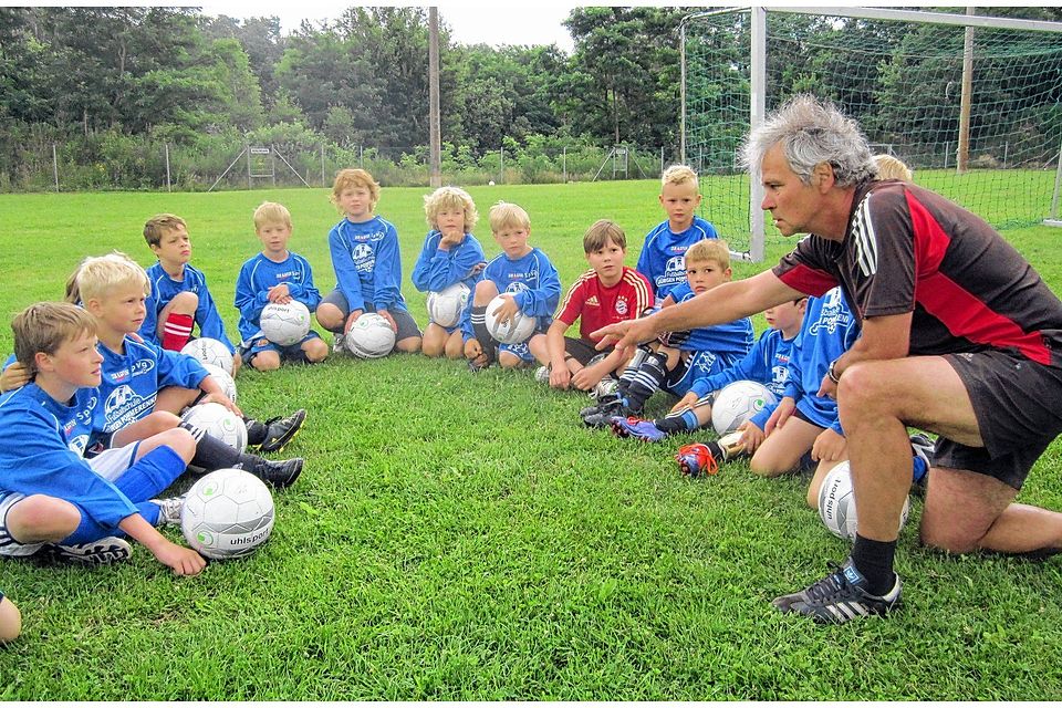 Der Ex-DDR-Nationalspieler Jürgen Pommerenke macht den Traum möglich: mit seiner Fußballschule trainiert er die jungen Kicker. Foto: Thorsten Meier