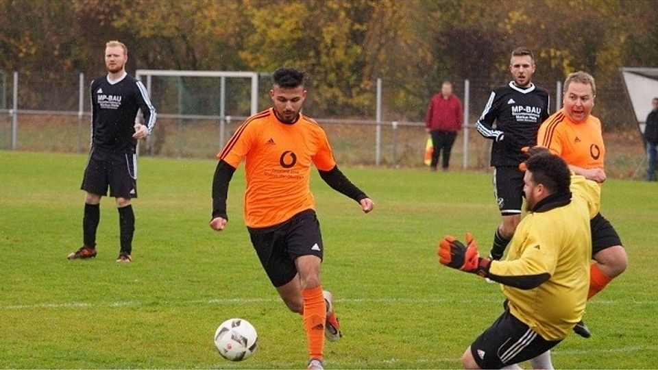 Salvatore Inserra( Torwart) und Lukas Nessel (li.) müssen mit ansehenm, wie Monzingen( Azad Dag am Ball) an der SG vorbeizieht.. F: Wurdel