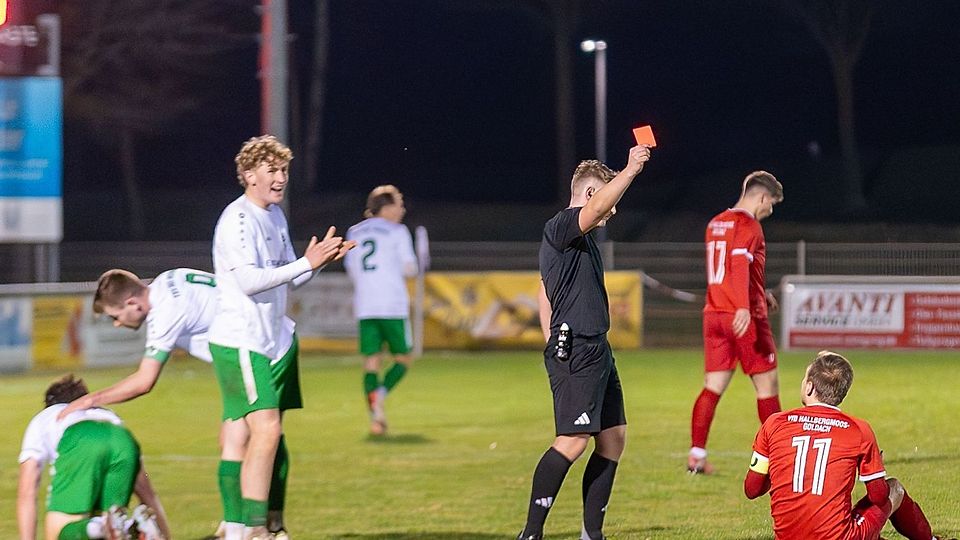 Der Schiedsrichter der Partie Hallbergmoos gegen Murnau hatte alle Hände voll zu tun.