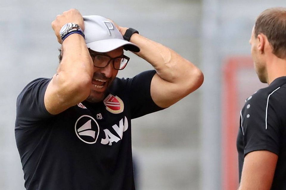 Zum Haare raufen: Cottbus-Coach Claus-Dieter Wollitz sah über weite Strecken in Berlin keine schlechte Leistung seines Teams, nur die Berliner trafen das Tor wesentlich öfter. Zum Haare raufen: Cottbus-Coach Claus-Dieter Wollitz sah über weite Strecken in Berlin keine schlechte Leistung seines Teams, nur die Berliner trafen das Tor wesentlich öfter.