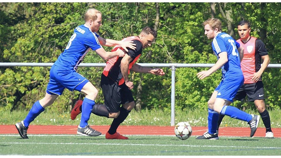 Halt hiergeblieben: Italclub-Kicker Sargon Odisho (rechts) zündet den Turbo, der Dexheimer Sascha Straub versucht, ihn irgendwie aufzuhalten.	Foto: hbz/Michael Bahr