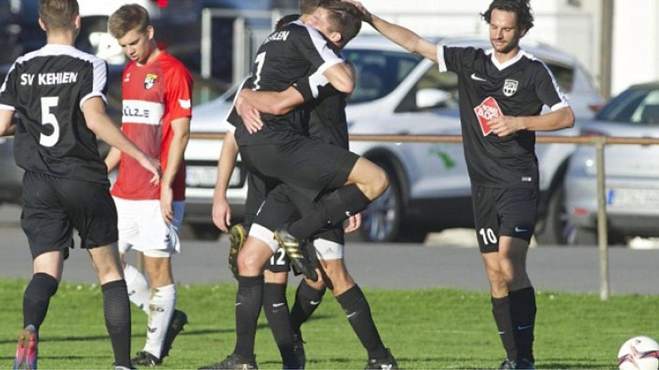 Kollektiver Jubel: Dem SV Kehlen gelingt endlich ein Dreier gegen die Oberligareserve der TSG Balingen. Foto: Günter Kram