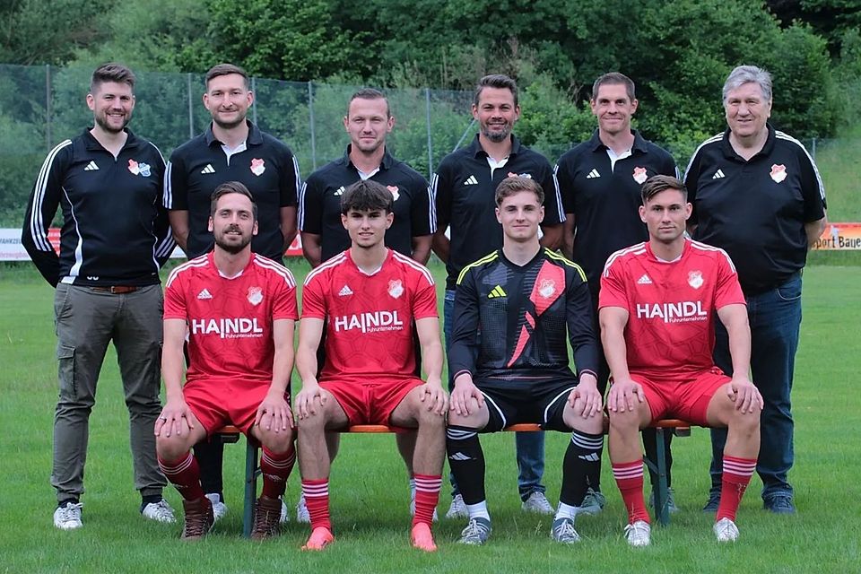 Die Walkertshofener Verantwortlichen mit einem Teil ihrer Neuen 