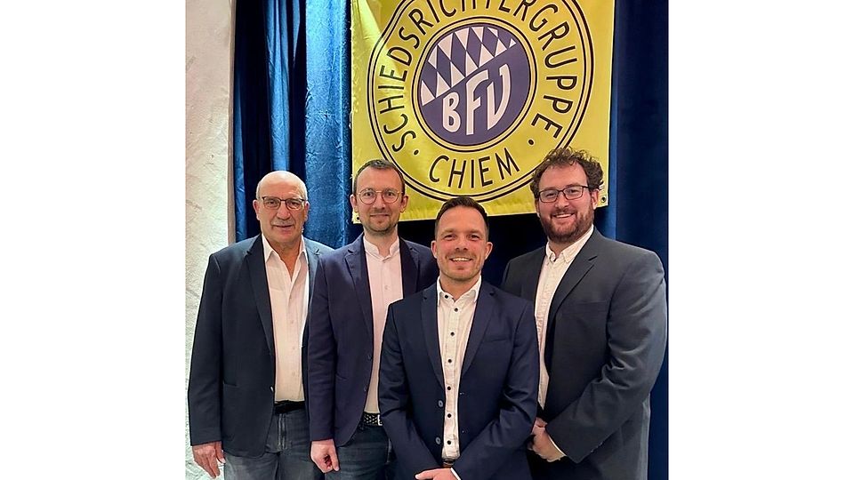 Zu seiner Wahl als neuem Obmann der BFV-Schiedsrichtergruppe Chiem gratulierten (vorne) Ronny Schmidt dessen Vorgänger und neuer Stellvertreter (hi. v.li.) Sepp Kurzmeier, Sebastian Busch (Lehrwart) und Christian Böckl (Beisitzer).