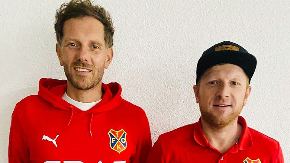 Sportlicher Leiter Thomas Iglhaut (rechts) stellt Christian Ranzinger als neuen Trainer des 1. FC Bad Kötzting vor.