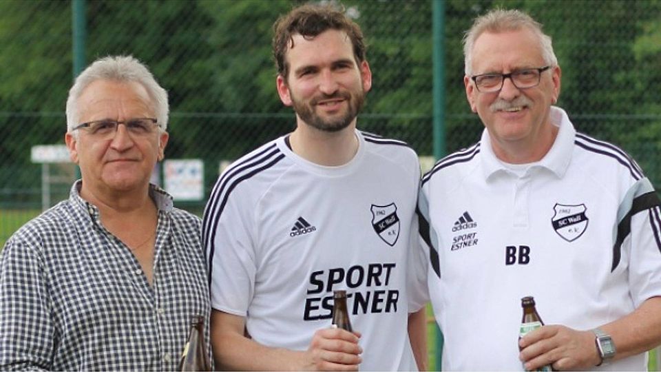 Ein Urgestein des SC Wall: Verteidiger Christian Selbherr (M.) mit Trainer Bernd Bleinroth (r.) und Vorsitzendem Sepp Bernöcker. F: kn