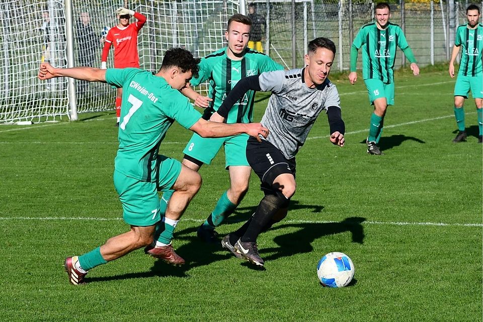 Spielertrainer Sven Seitz (in grau) in die SF Upo erlebten im Weidener Osten einen gebrauchten Nachmittag.