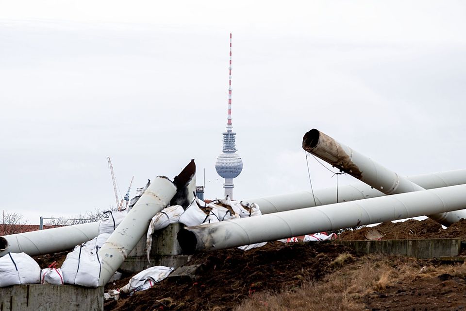 Einer der vier Flutlichtmasten nach der Sprengung. Im Hintergrund der Berliner Fernsehturm.