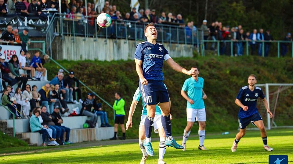 Der steile, meist gut gefüllte Zuschauerrang macht die Sportanlage in Hentern für viele Trainer und Spieler in der Rheinlandliga zu einer besonderen Attraktion. 