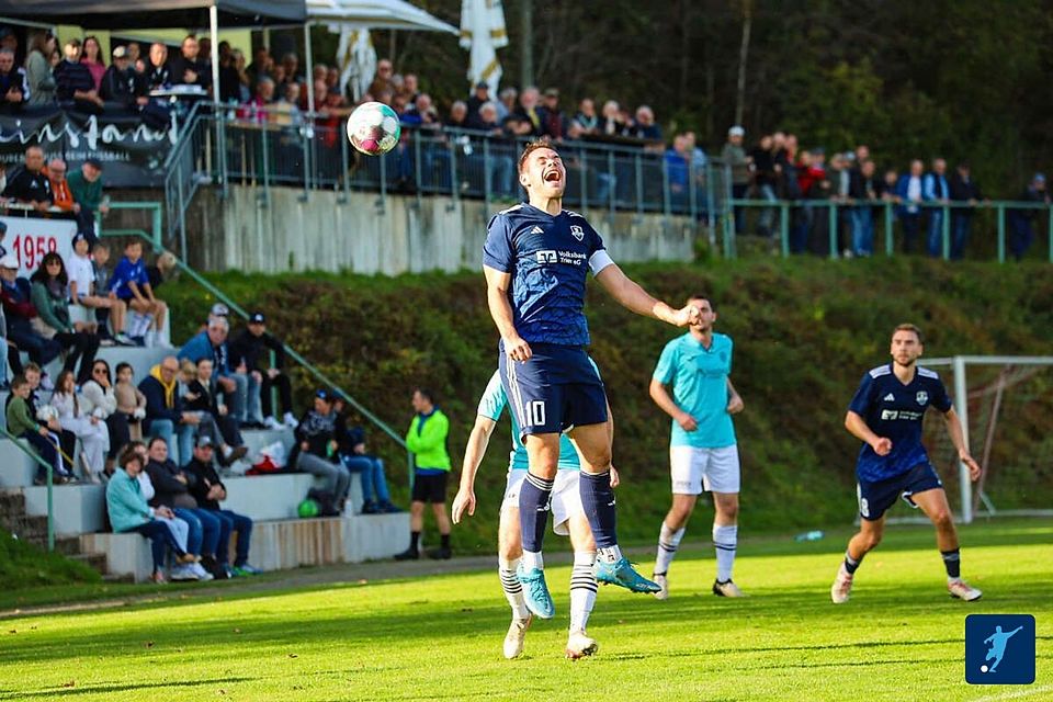 Der steile, meist gut gefüllte Zuschauerrang macht die Sportanlage in Hentern für viele Trainer und Spieler in der Rheinlandliga zu einer besonderen Attraktion. 