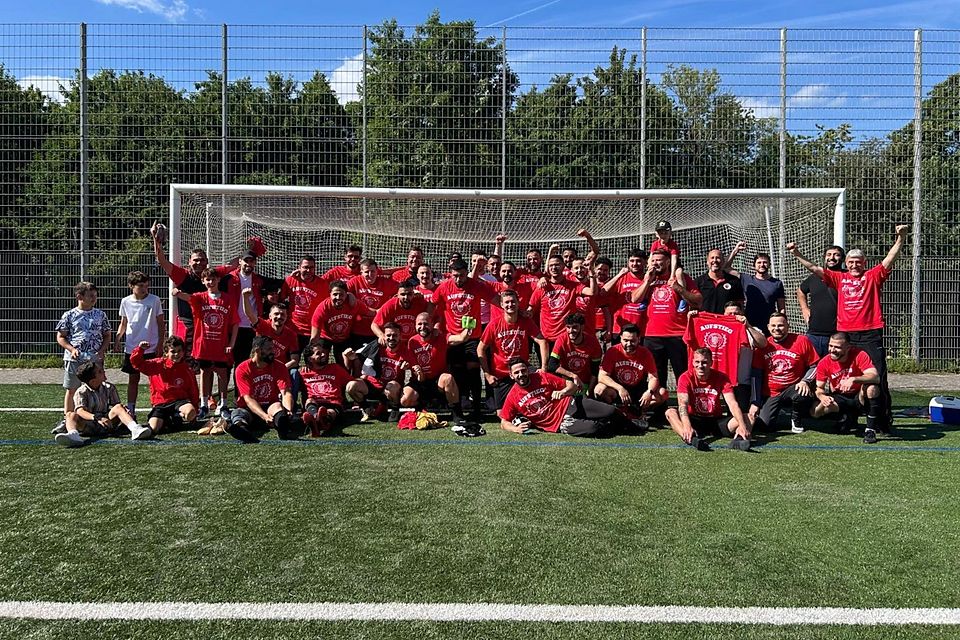 Die Germ. Okriftel II feiert den Aufstieg in die KLB MTK nach einem 6:3 Auswärtssieg bei dem FC Schwalbach II Die Germ. Okriftel II feiert den Aufstieg in die KLB MTK nach einem 6:3 Auswärtssieg bei dem FC Schwalbach II
