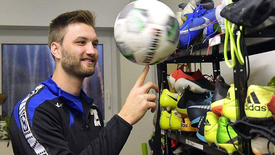 Fußballakrobat: Jacub Przybylko jongliert im Materialraum des SC Wiedenbrück einen Ball auf seinem Zeigefinger. Noch besser kann der 26-jährige Stürmer aber mit dem Ball am Fuß umgehen. Mit seinen Toren will Przybylko mithelfen, dass der SCW Tabellenführer bleibt