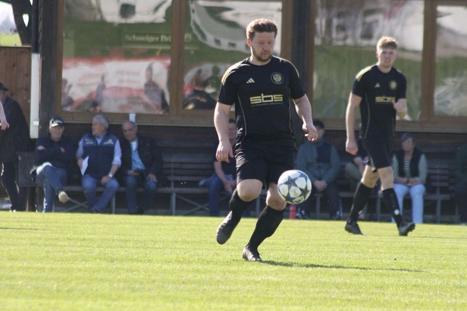 links Anton Manhart vom FC Grünthal, dem das wichtige 1:0 gelang – rechts Bastian Schmid. der eine starke Partie absolvierte … links Anton Manhart vom FC Grünthal, dem das wichtige 1:0 gelang – rechts Bastian Schmid. der eine starke Partie absolvierte …
