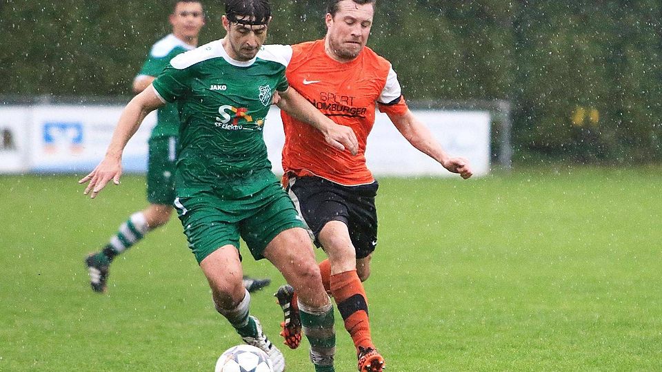 Mit 0:4 verloren Michael Fink (re.) und der SV Bermatingen am vergangenen Samstag zu Hause gegen den TSV Aach-Linz (links Achim Schwellinger). Die Trennung von Trainer Markus Eichner war die Folge. Fink soll die abstiegsgefährdeten Bermatinger jetzt als Foto: Karl-Heinz Bodon