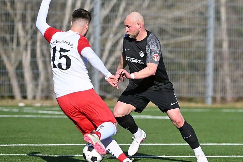 Titisees Spielertrainer Raphael Klein (rechts) geht in den Zweikampf gegen Anis Mujcin (SG Lenzkirch-Saig). 