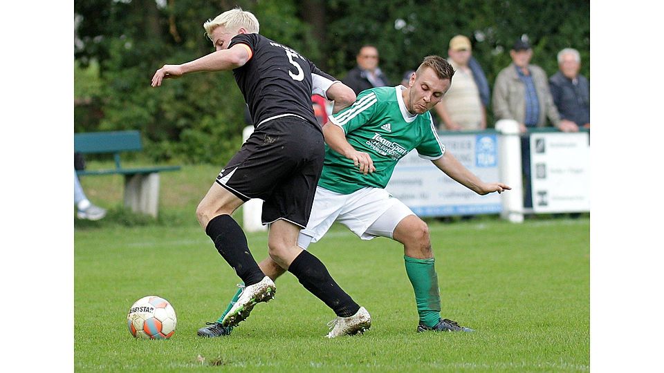 Über den Kampf ins Spiel und zum Sieg finden. Für Schornsheims Kevin Gauer (rechts im Zweikampf mit dem Saulheimer Jan Mück) und seine Mitspieler ist ein Sieg gegen Nieder-Olm fast schon Pflicht.	Foto:pa/Selak