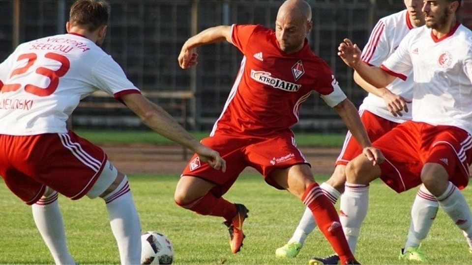 Beschäftigt nicht selten mehrere Gegenspieler: Matthias Reischert wechselt vom FC Frankfurt nach Strausberg. Foto: Fuhrmann