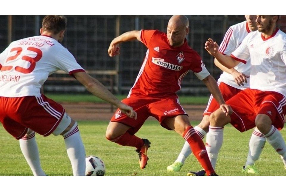 Beschäftigt nicht selten mehrere Gegenspieler: Matthias Reischert wechselt vom FC Frankfurt nach Strausberg. Foto: Fuhrmann