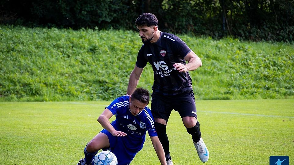Karadeniz Bad Kreuznach (hier im schwarzen Trikot gegen den TuS Waldböckelheim) gewann das letzte Spiel in der A-Klasse Bad Kreuznach 2025.