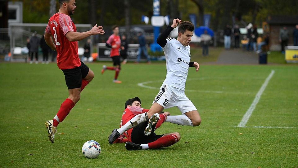 Gestoppt wurde die tolle Heimserie der DJK Waldram: Johannes Bahnmüller (re.) und die DJK unterlagen Peißenberg mit 0:1.